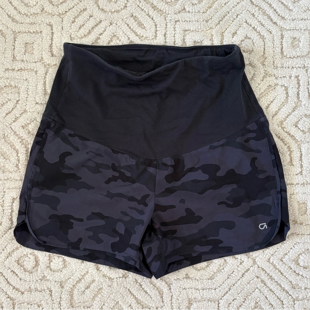 Gap fit Maternity Athletic Running Black Camo Shorts XS full panel